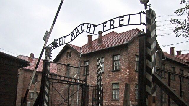 Nazi selamını verince gözaltına alındılar