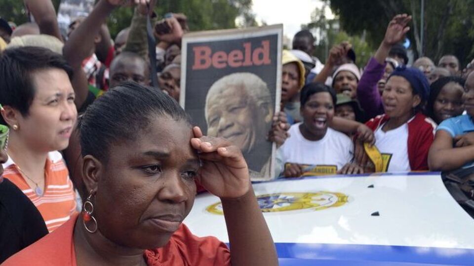 Mandela son yolculuğuna uğurlanıyor