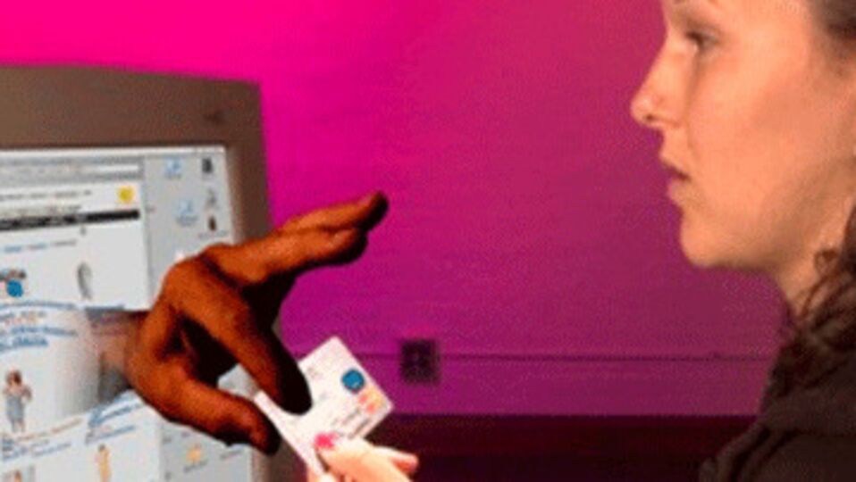 İnternetten telefon aldı parfüm çıktı