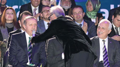 Başbakan Erdoğan ilahi okudu!