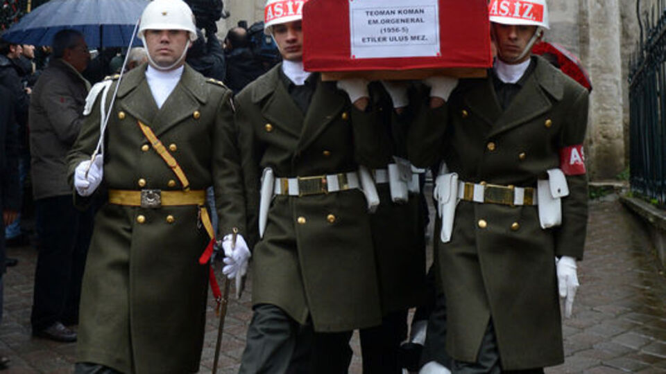 Emekli Orgeneral Teoman Koman toprağa verildi