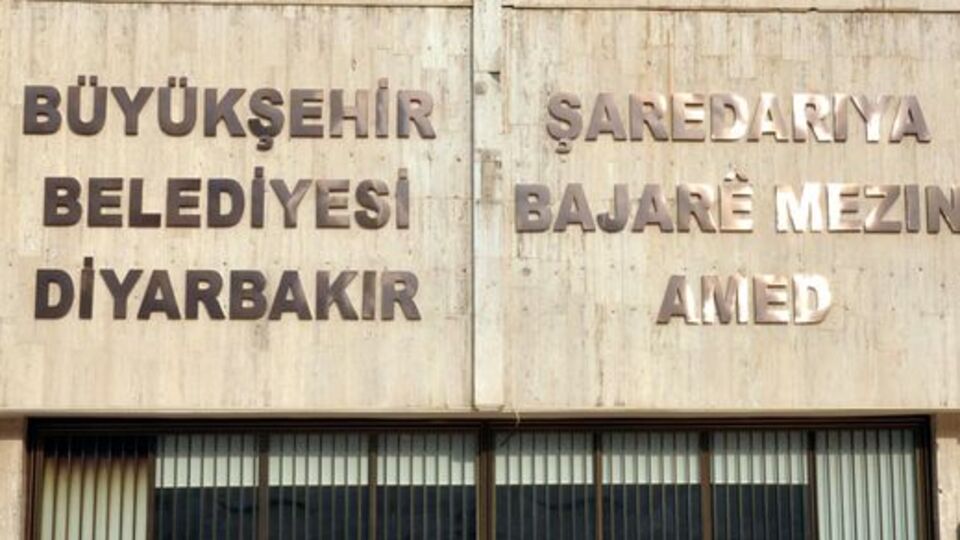 Diyarbakır Büyükşehir Belediyesi'ne Kürtçe tabela asıldı
