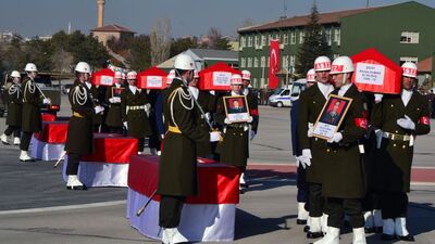 Şehit pilotlar için düzenlenen törende duygu dolu anlar!