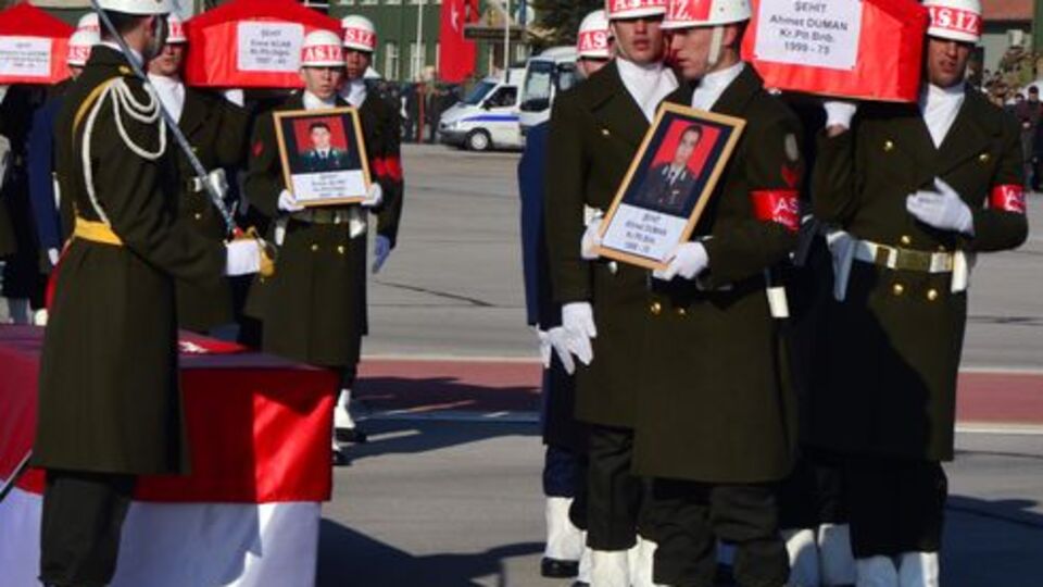 Şehit pilotlar için düzenlenen törende duygu dolu anlar!