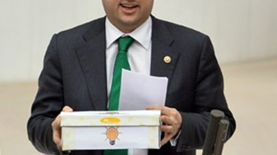 Ayakkabı kutusu ile kürsüye geldi