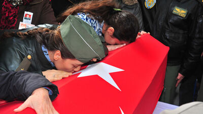 Eşinin üniformasıyla törene katıldı