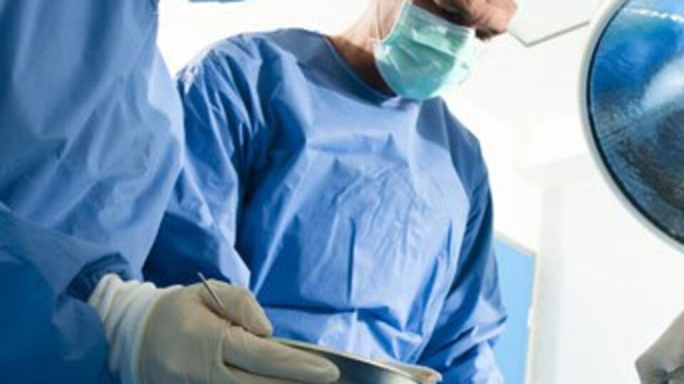 Hastanın karnında pens unuttular