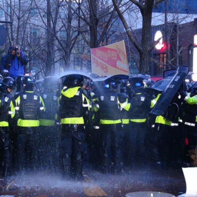 Sendikacılar polise su sıktı