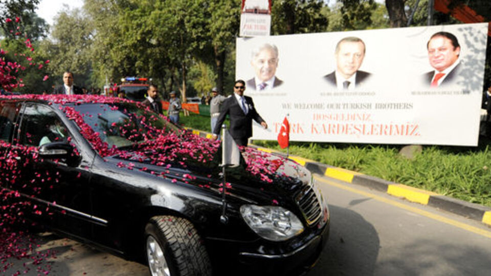 Başbakan Erdoğan'a güller döküldü