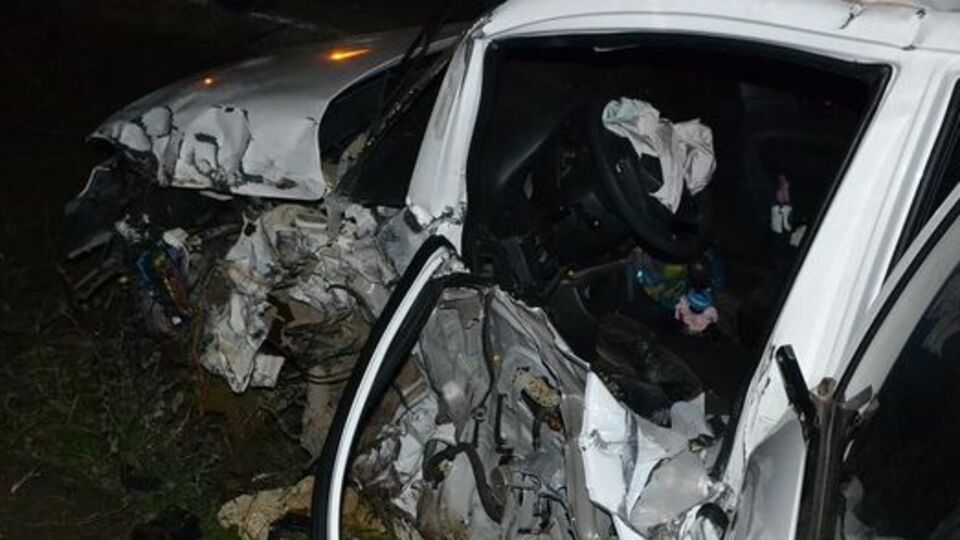 Otomobil beton pompa aracına çarptı!