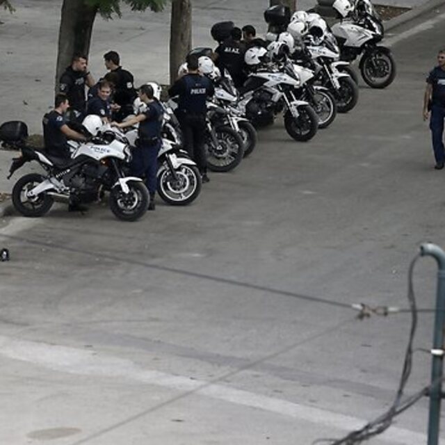Atina'da polis intiharı
