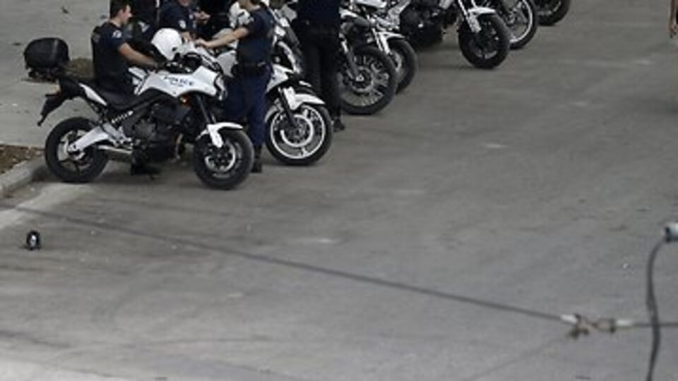 Atina'da polis intiharı