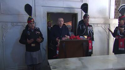 Başbakan Erdoğan mezarı başında dua etti