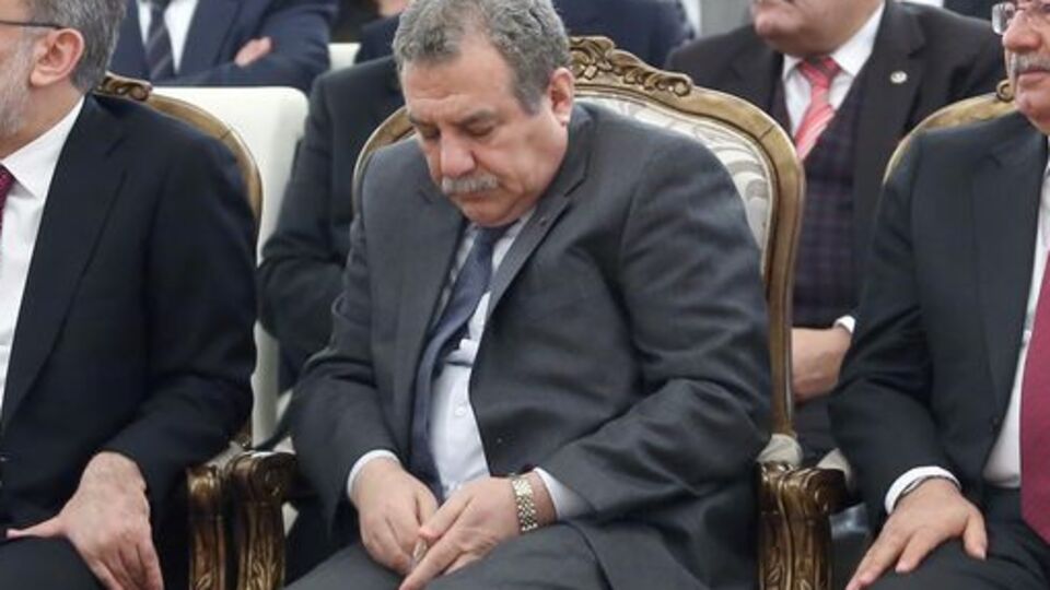 Muammer Güler cebinden çıkartıp yedi