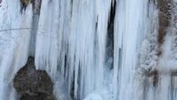 Girlevik Şelalesi buz tuttu!