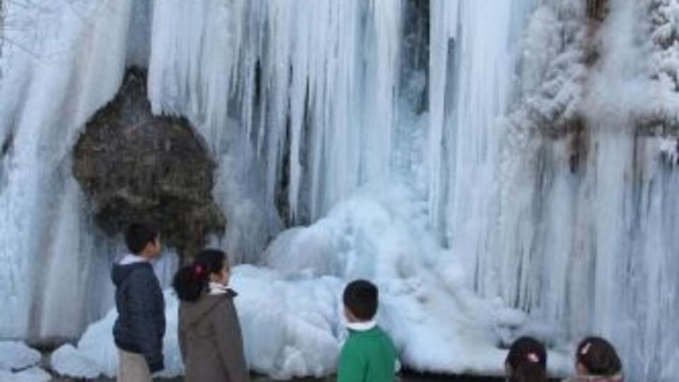 Girlevik Şelalesi buz tuttu!