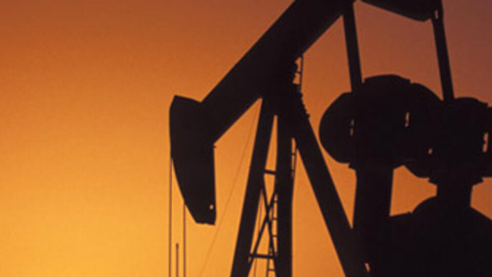 Açılan kuyudan petrol fışkırdı!