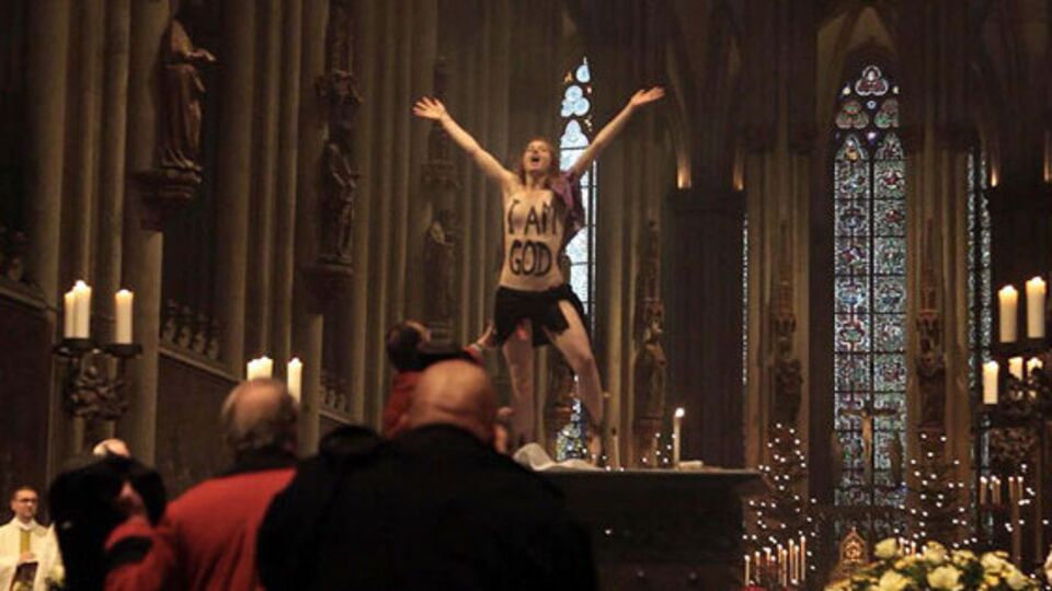 FEMEN katedrali bastı!