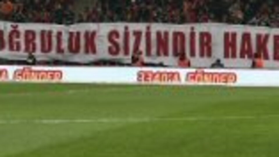 O pankarta ceza çıkmadı!
