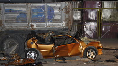 Otomobil kamyonun altına girdi