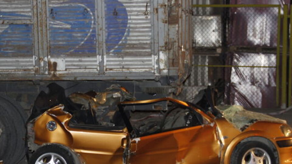 Otomobil kamyonun altına girdi