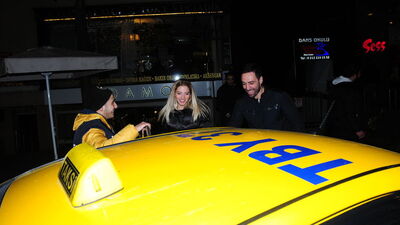 Güzel oyuncuya pırlantacı sevgili!