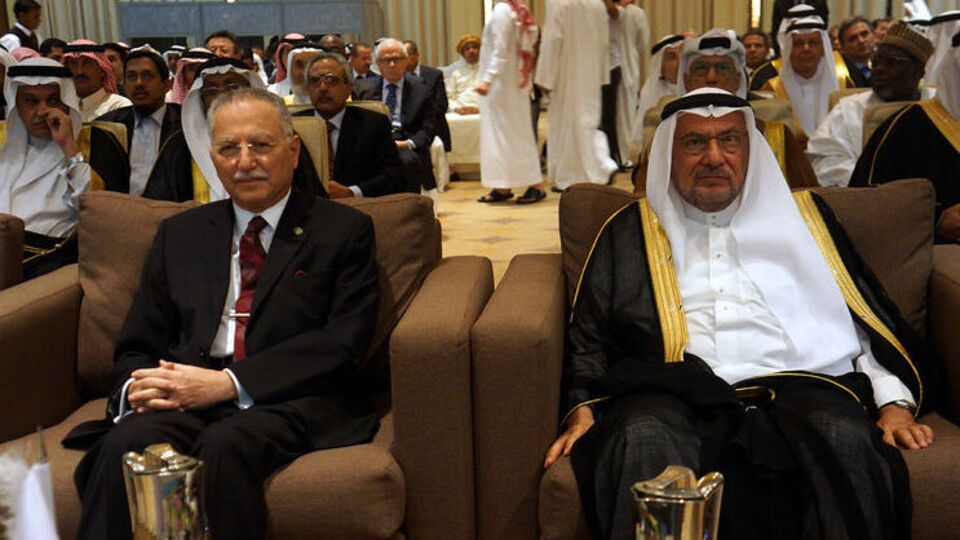İhsanoğlu koltuğu Medeni'ye devretti