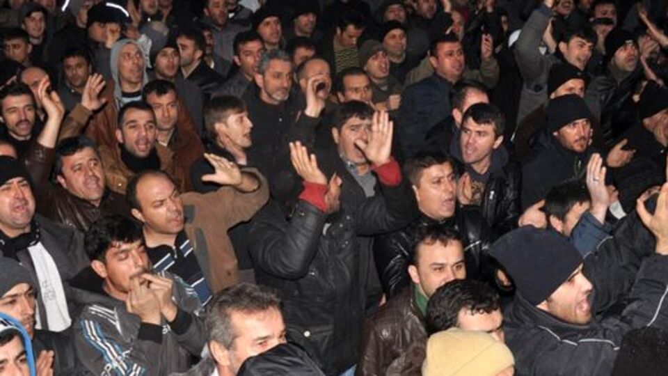 Maden işçilerinin 'ikramiye' eyleminde arbede