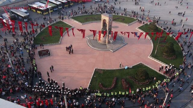 Taksim Atatürk Anıtı çevresi yaya trafiğine kapatıldı