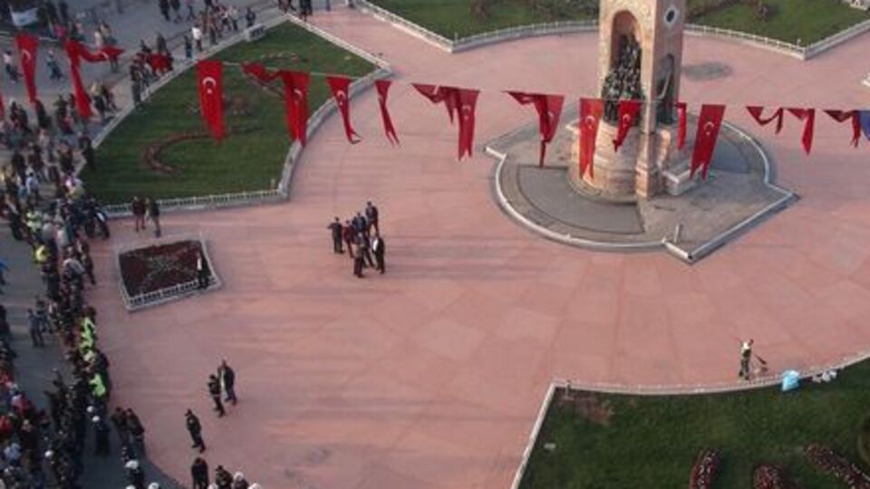 Taksim Atatürk Anıtı çevresi yaya trafiğine kapatıldı