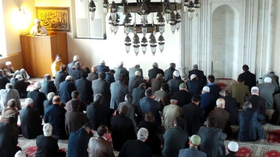 İmamlara siyaset uyarısı