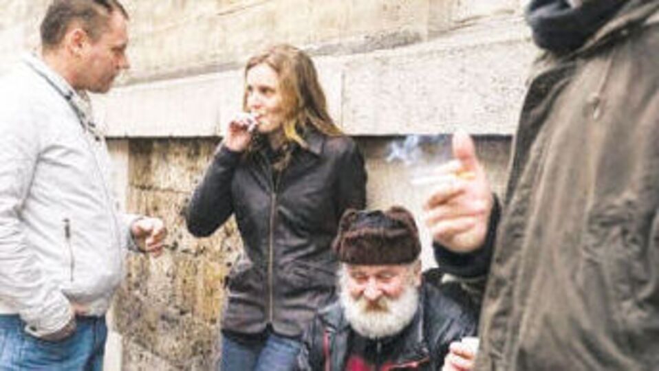 Evsizlerle 'takılınca' eleştirilere hedef oldu