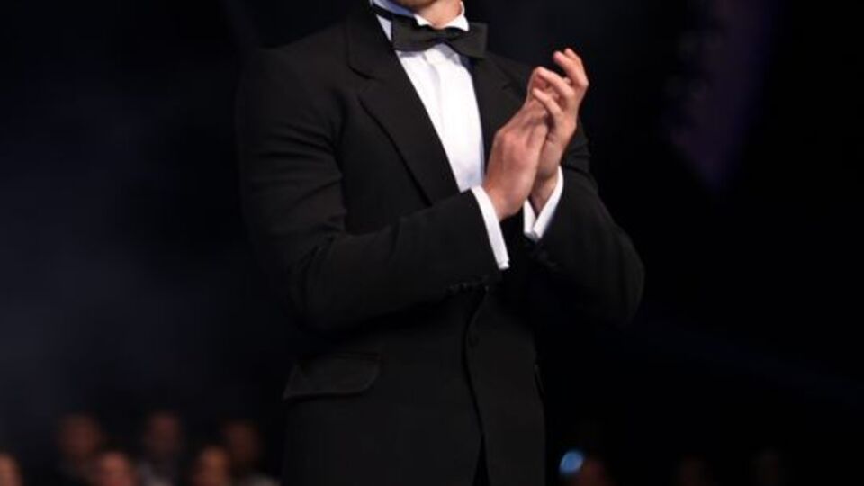 En yakışıklı erkek Çin'e gidiyor!