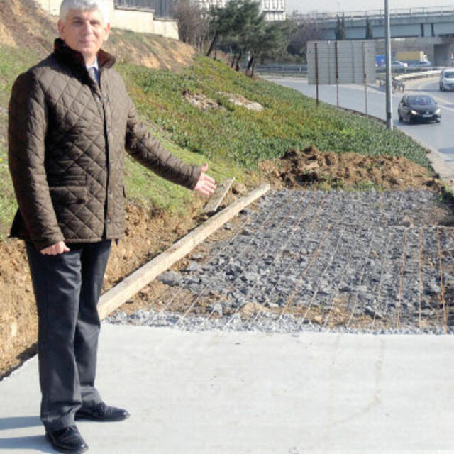 TEM'e bir garip yaya yolu!
