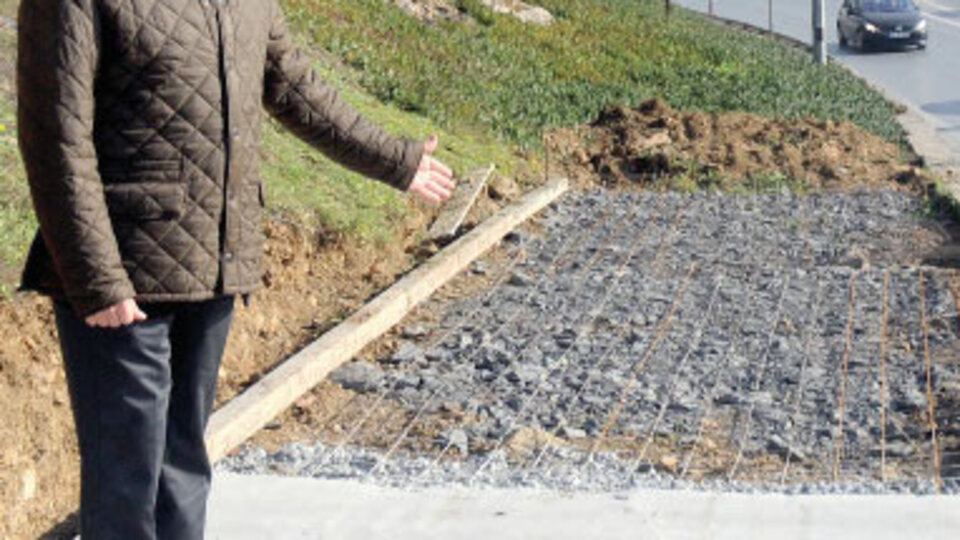 TEM'e bir garip yaya yolu!