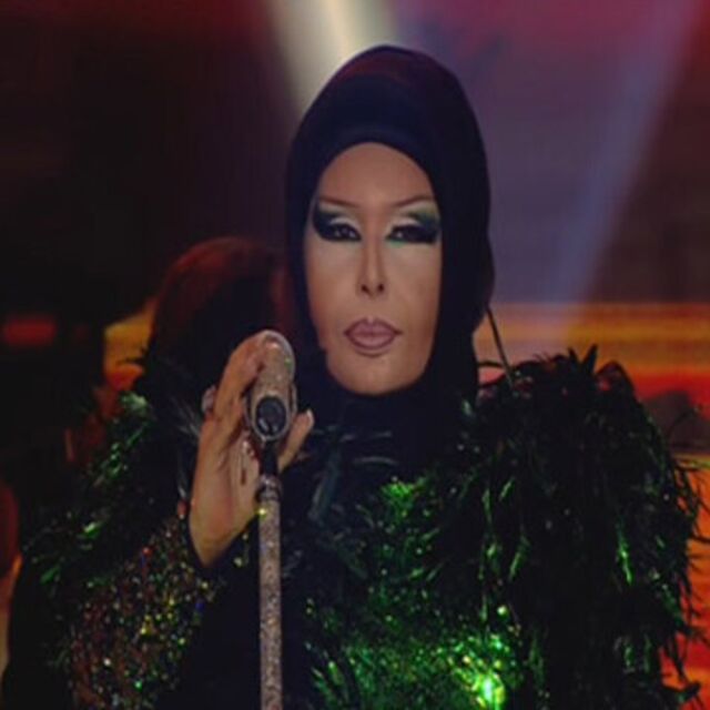 Bülent Ersoy tesettürle ilahi okudu