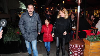 Hamile eşinin üzerine titriyor!