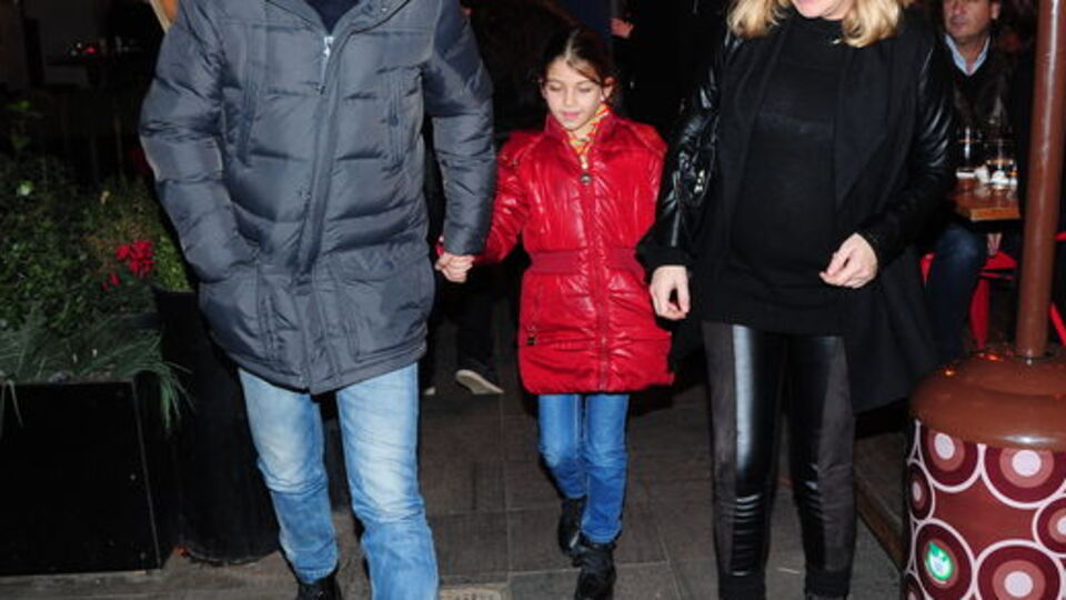 Hamile eşinin üzerine titriyor!