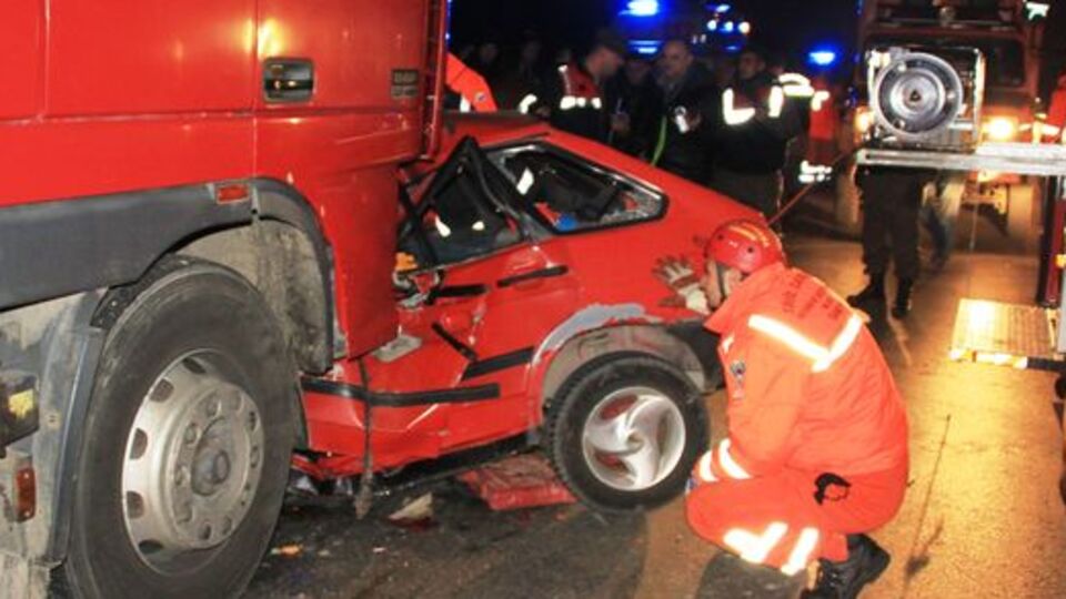 TIR otomobili biçti!