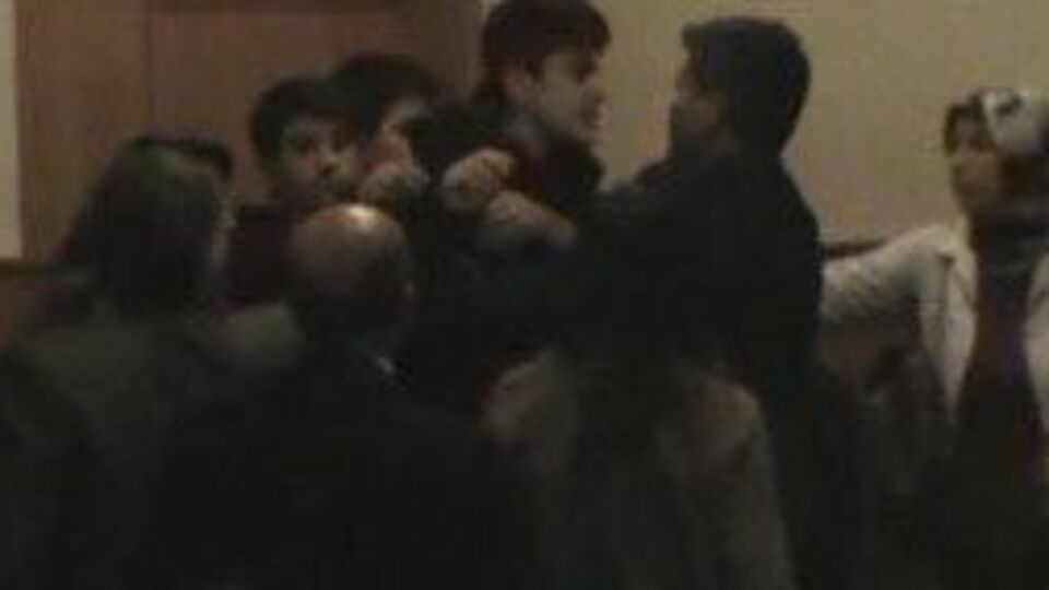 Tiyatroda liselilerin yumruklu kavgası