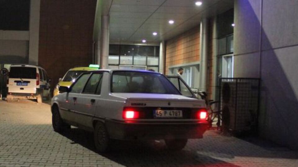 Boşanmak isteyen eşinin boğazını kesip intihar etti!