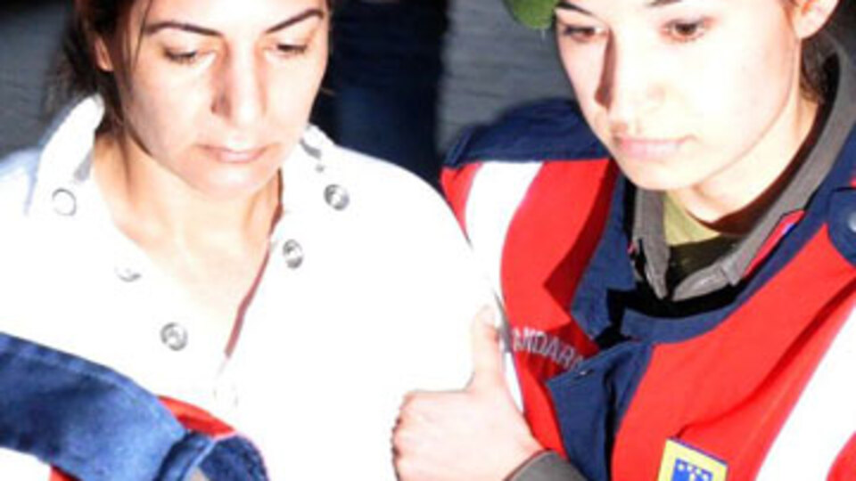 Kendisine küfür eden eşini öldürdü!