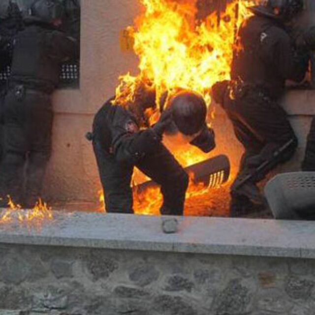 Polis güçlerini havaifişekle dağıttılar