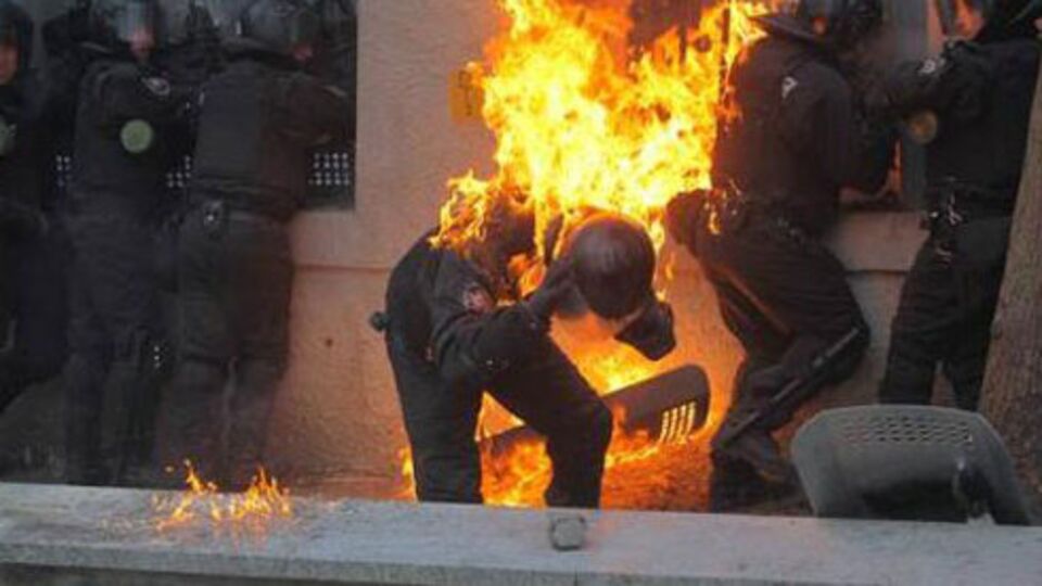 Polis güçlerini havaifişekle dağıttılar