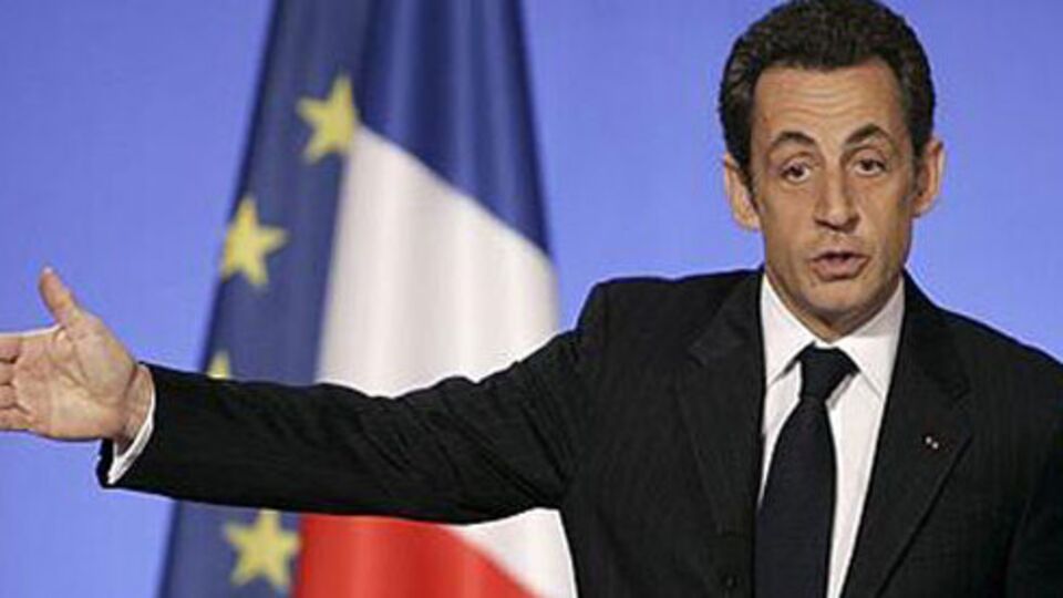 Sarkozy siyasete dönmek istiyor