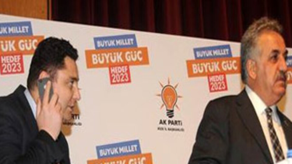 Bakan kürsüde konuşurken Başbakan aradı