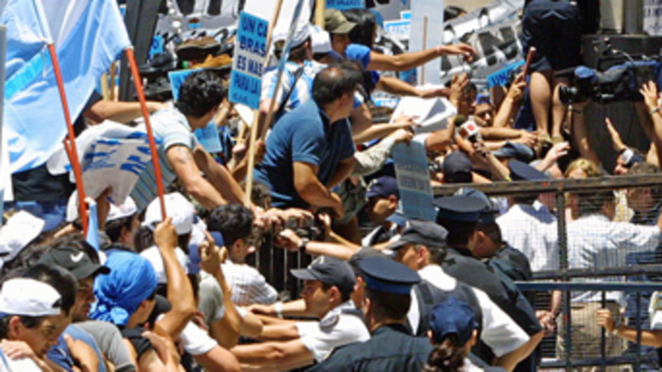 Arjantin adım adım 2001 krizine dönüyor