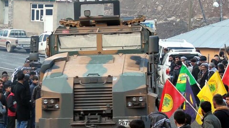 Askeri konvoy BDP'lilerin arasından böyle geçti