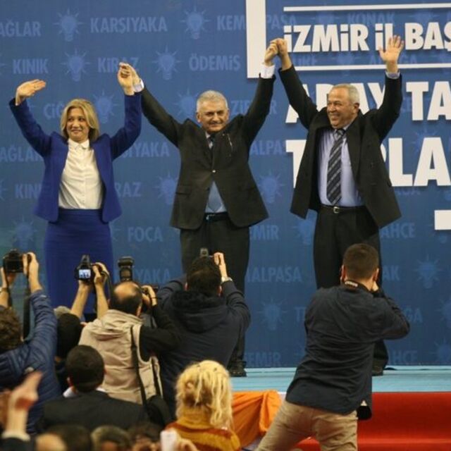 İzmir'de AK Parti'nin 30 ilçe başkan adayı tanıtıldı