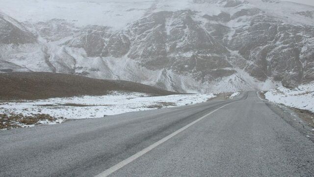 Karayoluna çığ düştü